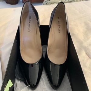 Women's 10M black patent Ellen Tracy heels
